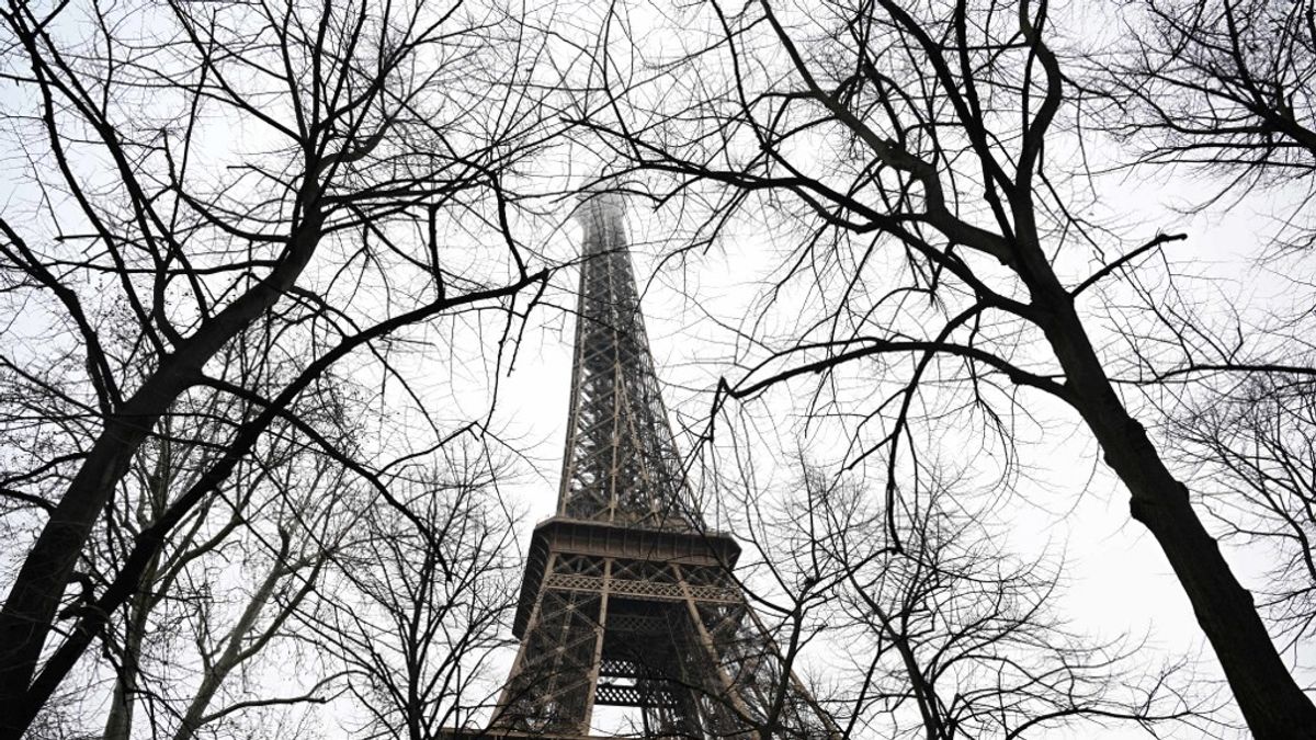Pánik az Eiffel-toronynál: tűz miatt evakuálták a turistákat