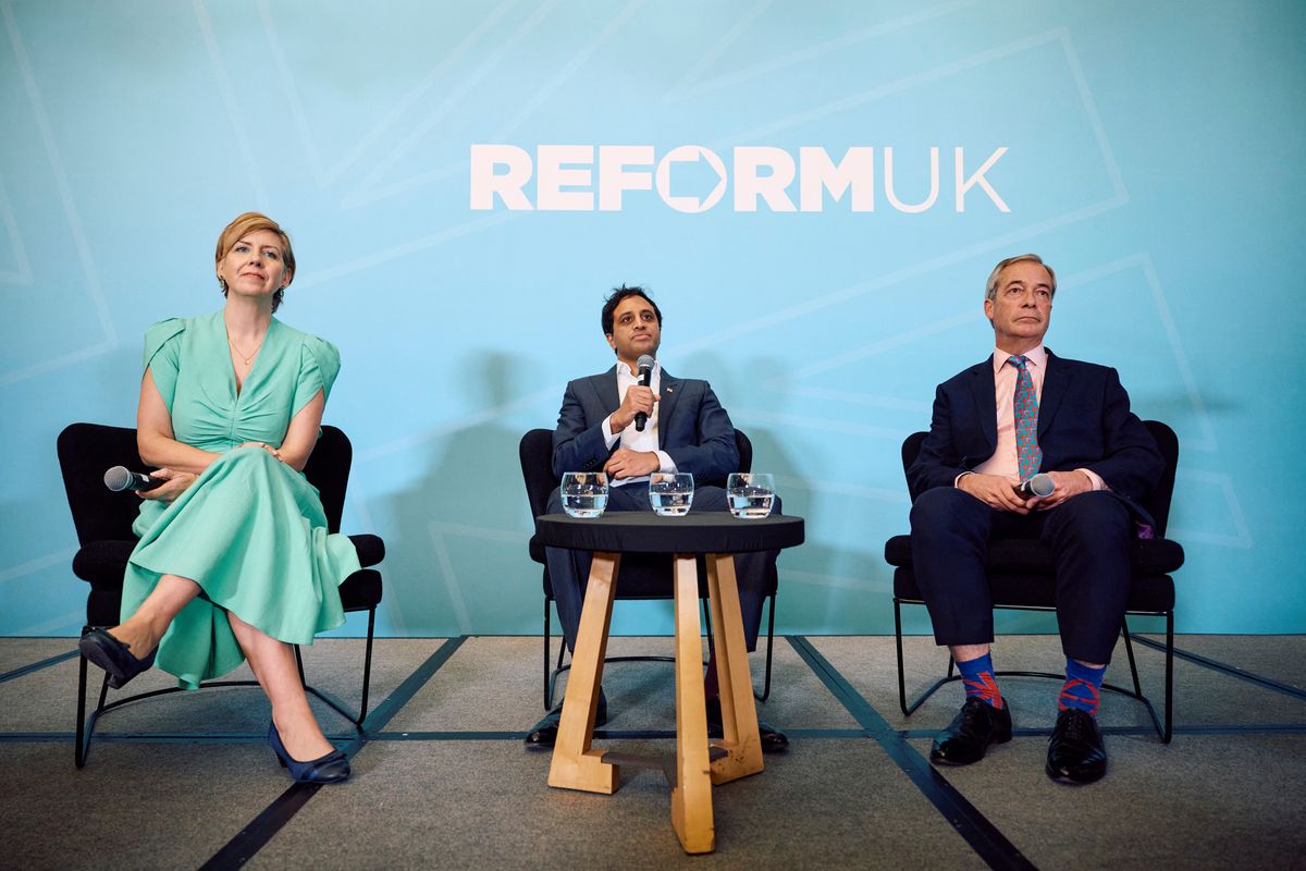 Andrea Jenkyns volt konzervatív parlamenti képviselő, aki csatlakozott a Reform UK párthoz, Zia Yusuf üzletember, a Reform UK elnöke és Nigel Farage, a Reform UK vezetője részt vesz a párt sajtótájékoztatóján.