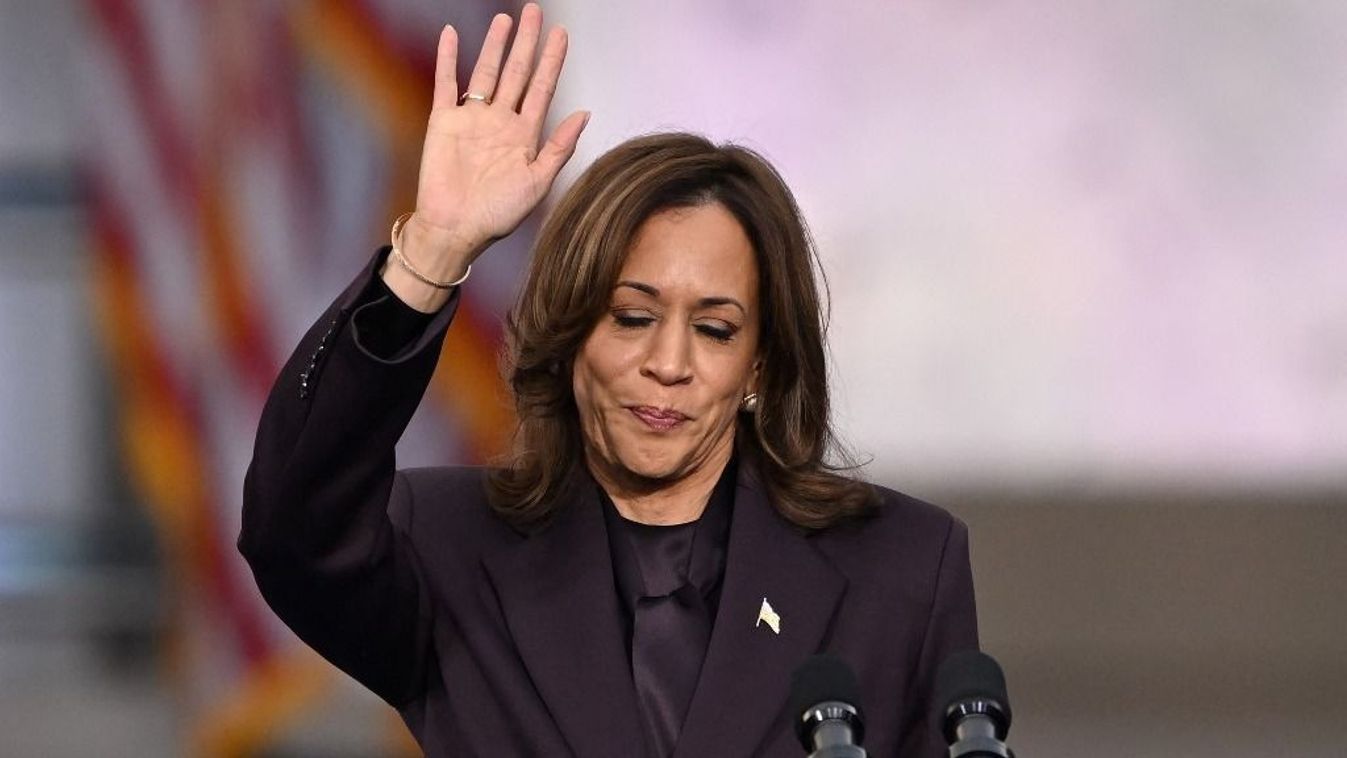 Kamala Harris, az Egyesült Államok alelnöke, a demokrata elnökjelölt 2024. november 6-án a washingtoni Howard Egyetemen mondott beszéde végén integet támogatóinak