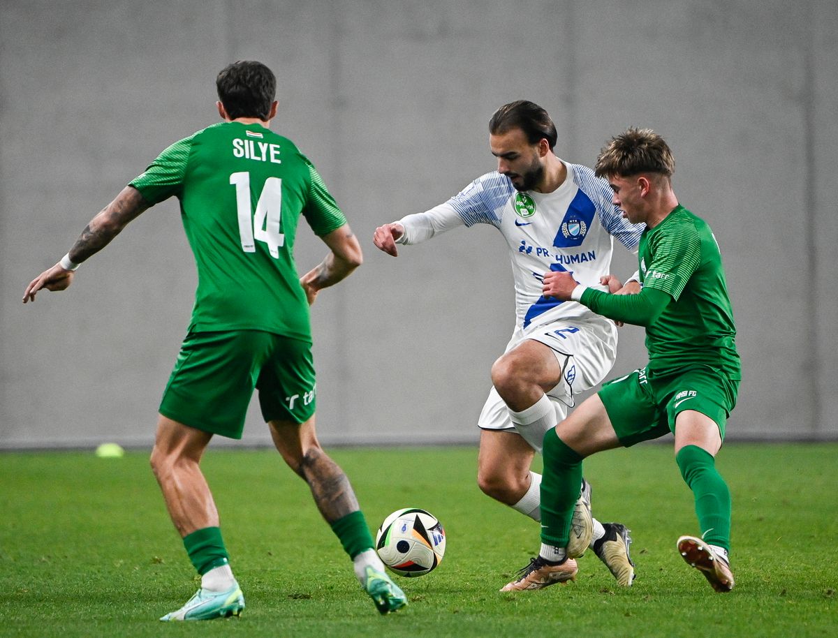 Budapest, 2024. december 3.
Varju Benedek (k), az MTK, valamint Silye Erik (b) és Gyõrfi Milán (j), a Paks játékosa a labdarúgó NB I 5. fordulójából elhalasztott MTK Budapest - Paksi FC mérkõzésen az Új Hidegkuti Nándor Stadionban 2024. december 3-án.
MTI/Szigetváry Zsolt