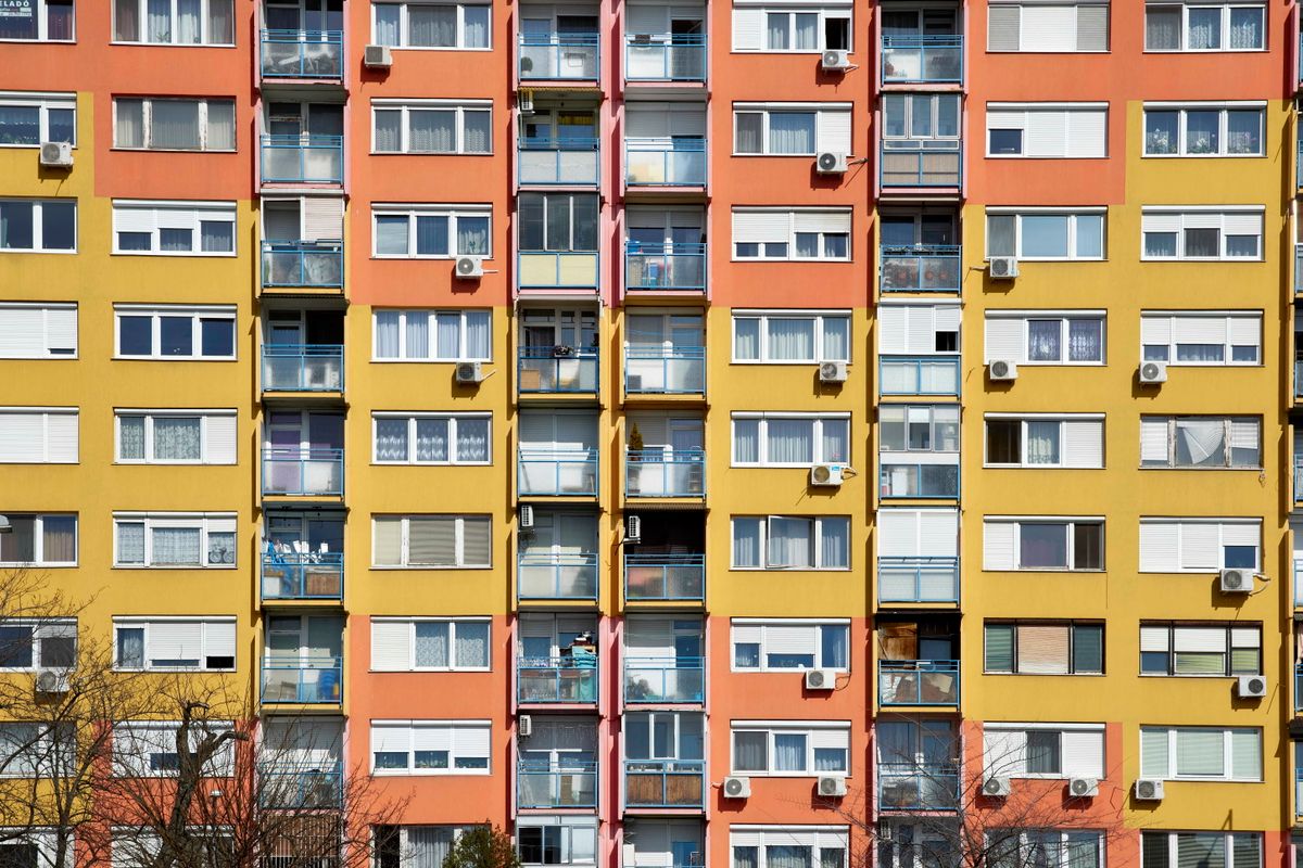 Színes, felújított, szigetelt panelház Kőbányán az Újhegyi lakótelepen. A területen egykoron szőlőföldek és bányák voltak, majd 1971-1975 és 1974-1978 között épült a több tízezer ember számára otthont adó panelházas lakótelep.