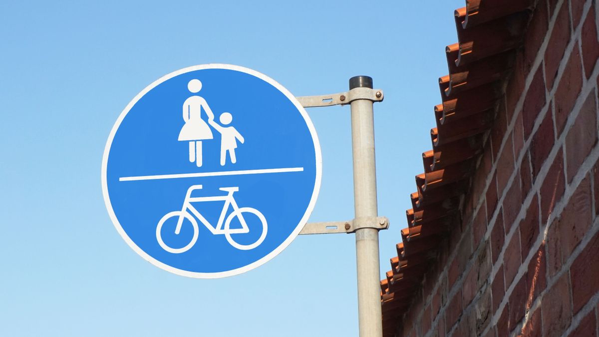 Road,Sign,Indicating,Pedestrian,Path,And,Bicycle,Path,Separated,By,biciklis,gyalogos