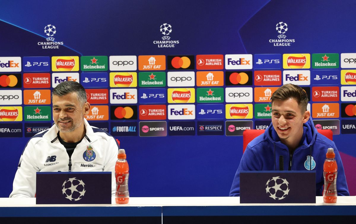 AFP or Licensors/Porto's Portuguese coach Sergio Conceicao fia (L) and his son, Porto's Portuguese striker #10 Francisco Conceicao (L) attend a press conference on the eve of the UEFA Champions Leauge round of 16 second leg football match against Arsenal, at the Emirates Stadium in London England, on March 11, 2024. (Photo by Adrian DENNIS / AFP) Milan Juventus