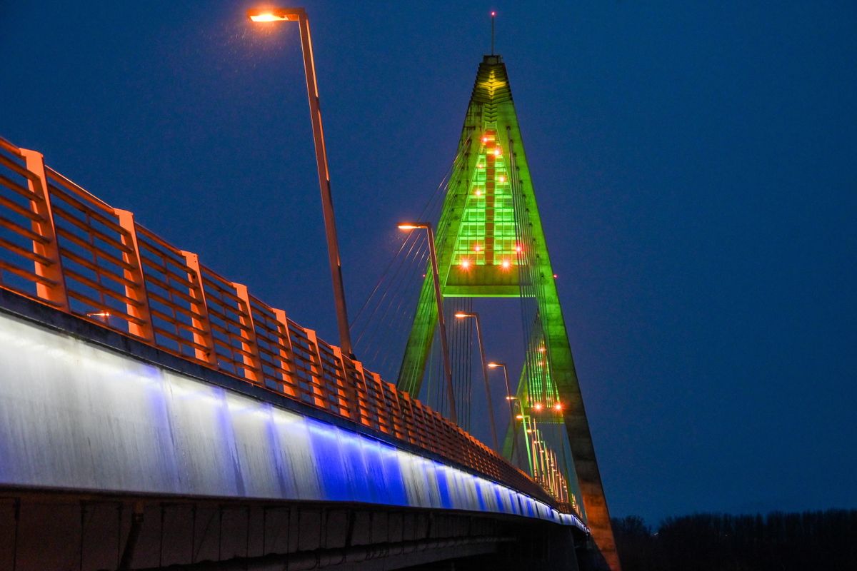 Budapest, 2024. december 23. Karácsonyfát megjelenítő díszkivilágításban a Megyeri híd pilonjai 2024. december 23-án. MTI/Máthé Zoltán