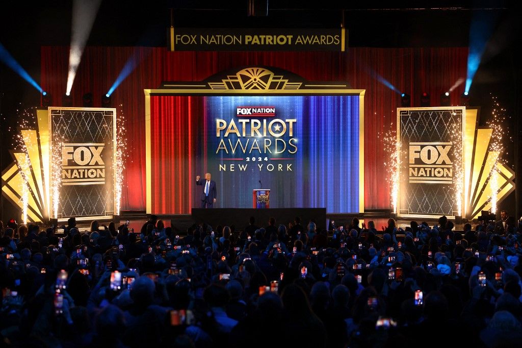 Donald Trump megválasztott elnök elhagyja a színpadot, miután felszólalt a FOX Nation Patriot Awards díjátadóján (Fotó: AFP)