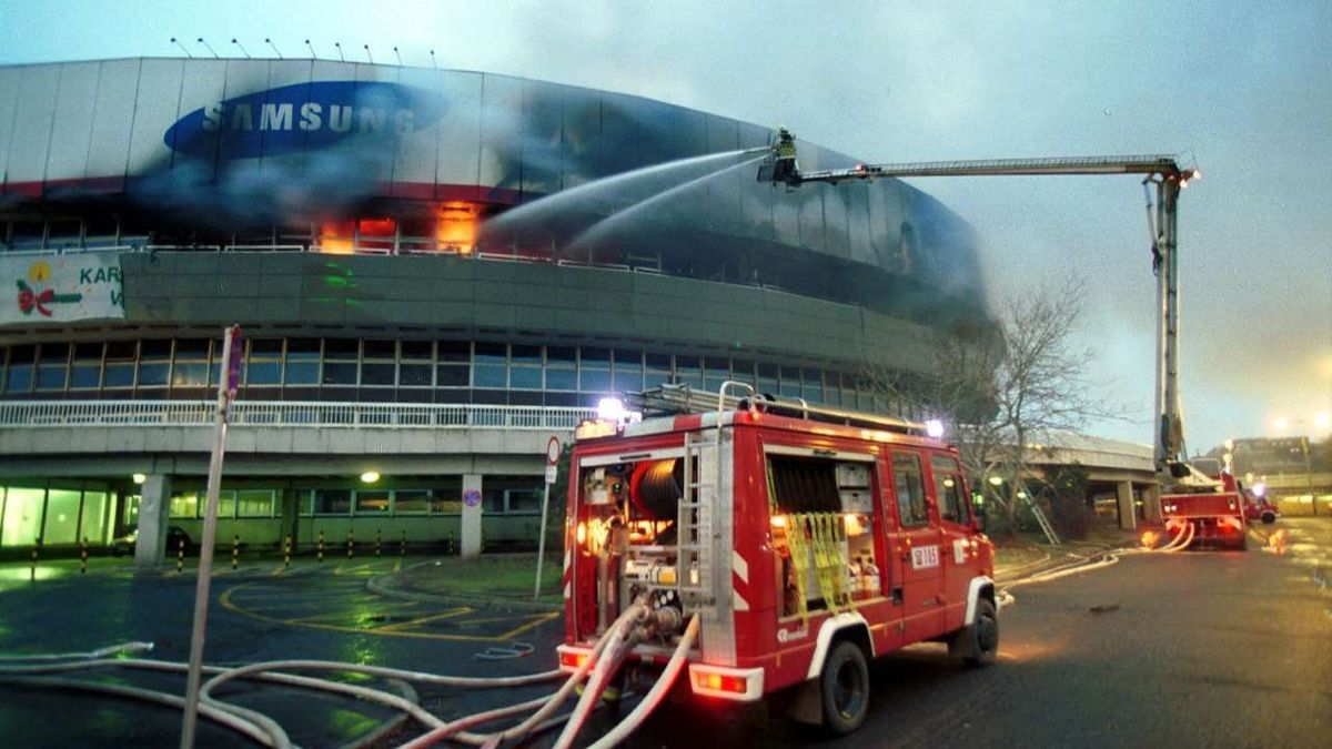 Ötven tűzoltó sem volt elég, így égett porrá a Budapest Sportcsarnok 25 évvel ezelőtt + videó