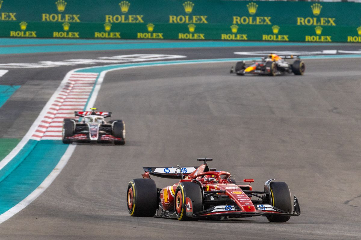 F1 Grand Prix of Abu Dhabi Charles Leclerc of Monaco drives the (16) Scuderia Ferrari SF-24 Ferrari during the Formula 1 Etihad Airways Abu Dhabi Grand Prix 2024 in Abu Dhabi, United Arab Emirates, on December 8, 2024. (Photo by Alessio Morgese/NurPhoto) (Photo by Alessio Morgese / NurPhoto / NurPhoto via AFP) McLaren világbajnok