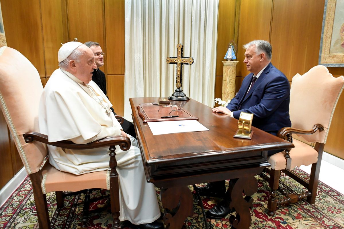 A Vatican Media által közreadott képen Ferenc pápa (b) audiencián fogadja Orbán Viktor miniszterelnököt (j) a Vatikánban 2024. december 4-én (Fotó: MTI/Vatican Media)