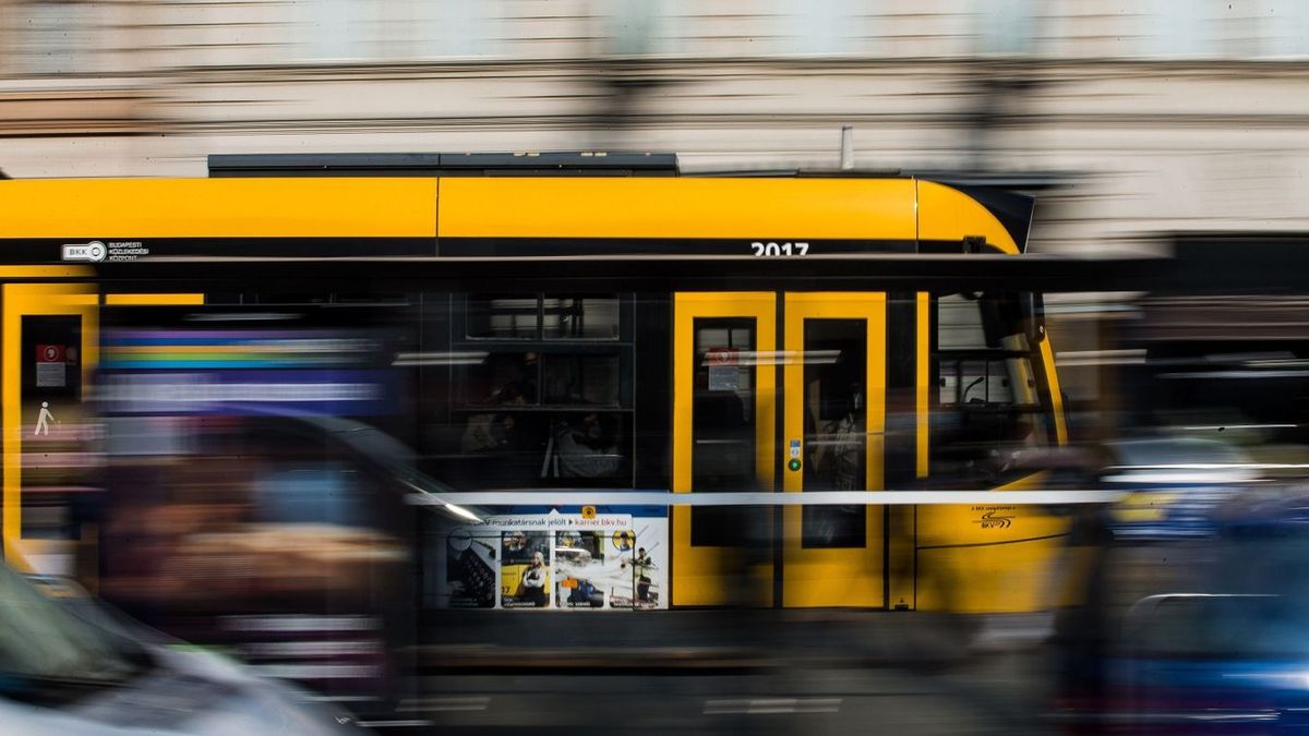 Villamossal ütközött egy autó Budapesten