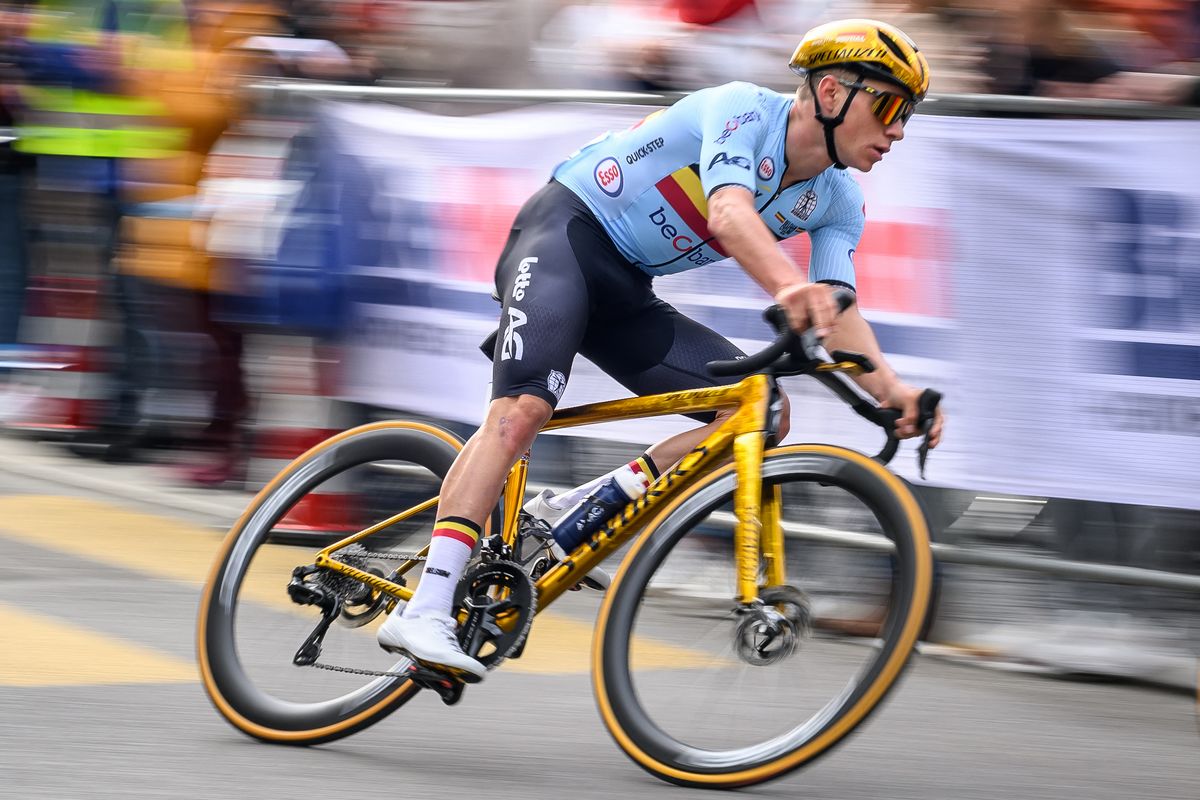 (FILES) Belgium's Remco Evenepoel  olimpiai bajnok belga kerékpár baleset tüdő competes in the men's Elite Road Race cycling event during the UCI 2024 Road World Championships, in Zurich, on September 29, 2024. Double Olympic road cycling champion Remco Evenepoel broke a hand, ribs and shoulder blade when he collided with the open door of a postal van in Brussels during a training run on December 3, 2024. (Photo by Fabrice COFFRINI / AFP)