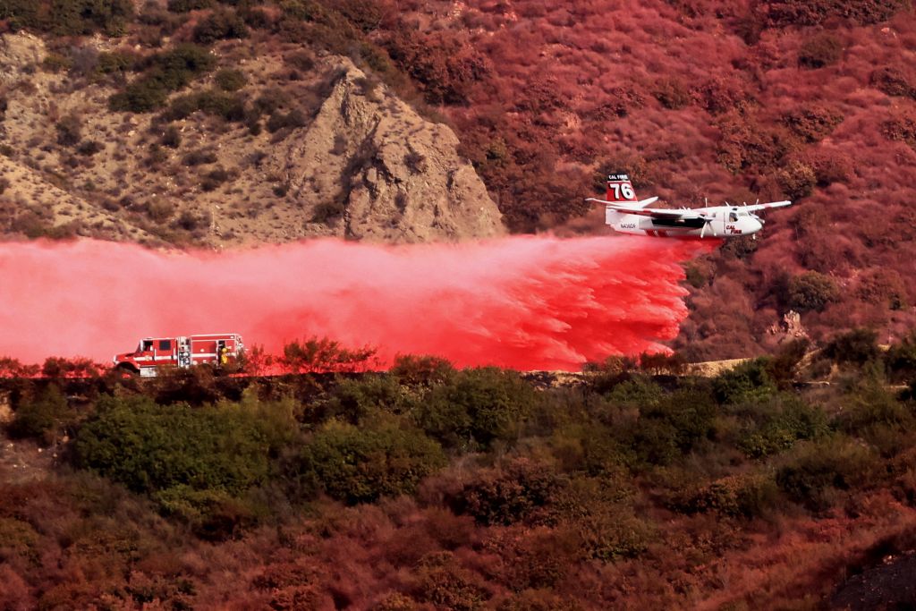 Wildfire quickly spreads in California's Malibu