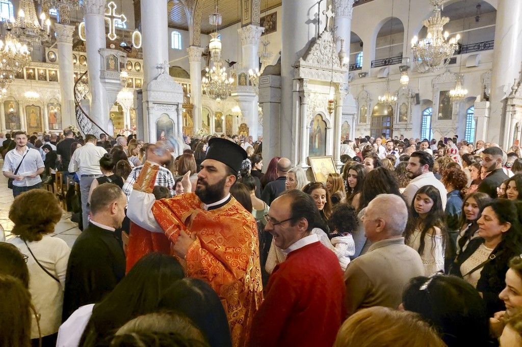 Szíriai ortodox keresztényeket az Epitaphios (a keresztről levett testet ábrázoló) nagypénteki körmenetében a szíriai fővárosban, Damaszkuszban található Mariamite-székesegyházban