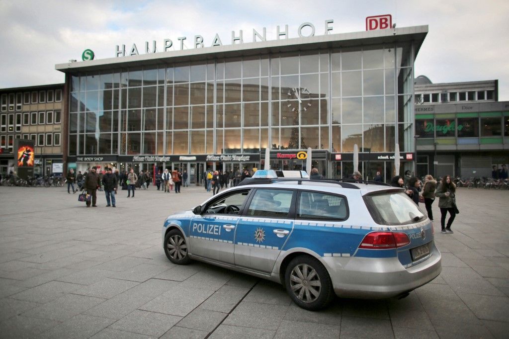 Rendőrautó a kölni főpályaudvar előtt