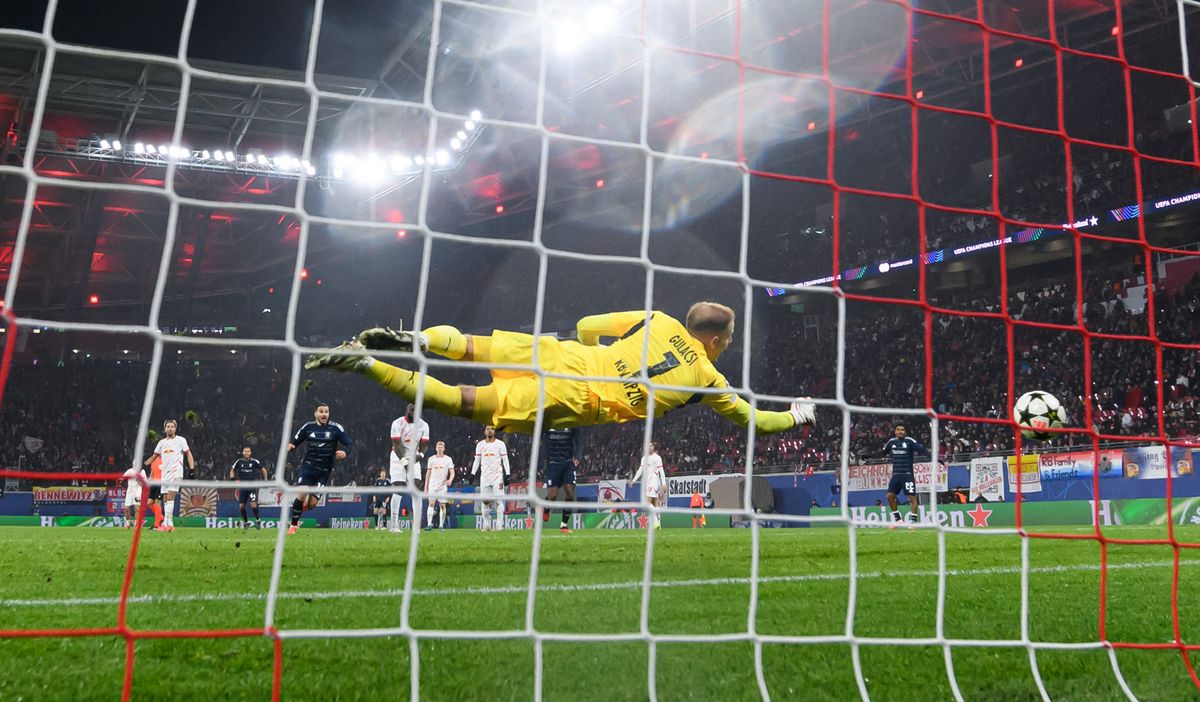 RB Leipzig - Aston Villa
10 December 2024, Saxony, Leipzig: Soccer: Champions League, RB Leipzig - Aston Villa, Preliminary Round, Matchday 6, Red Bull Arena: Leipzig goalkeeper Peter Gulacsi is unable to prevent the 2:3 goal. Photo: Robert Michael/dpa (Photo by ROBERT MICHAEL / DPA / ) RB Leipzig kiesett