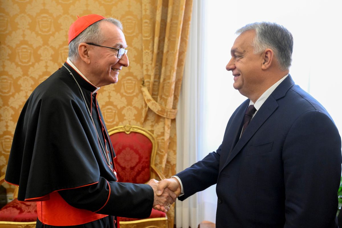 A Vatican Media által közreadott képen Pietro Parolin olasz érsek, a Vatikáni Államtitkárság vezetője (b) és Orbán Viktor miniszterelnök a Vatikánban 2024. december 4-én (Fotó: MTI/Vatican Media)