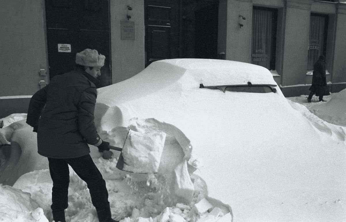 Budapesti életkép, 1987. január 12-én. A parkoló gépkocsik ki sem látszottak a hó alól.
Fotó: MTI/Kleb Attila