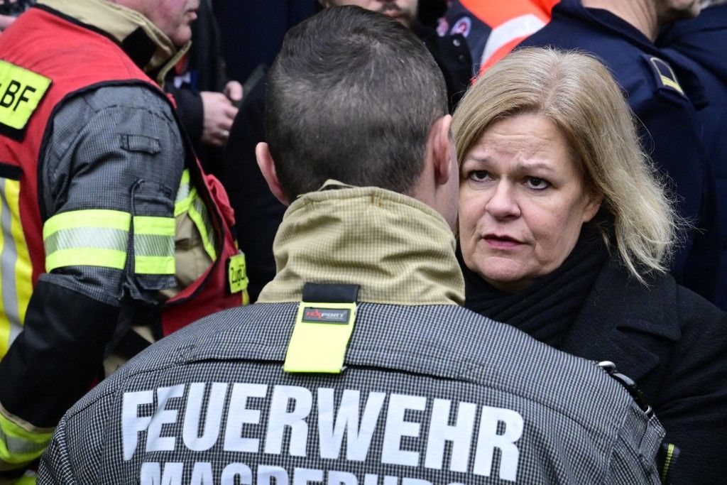 Nancy Faeser (J) német belügyminiszter köszönetet mond a tűzoltóságnak a kelet-németországi Magdeburgban 2024. december 21-én egy karácsonyi vásáron történt támadás helyszínén (Fotó: AFP)