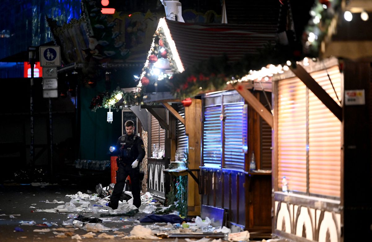 Car drives into crowd atChristmas market