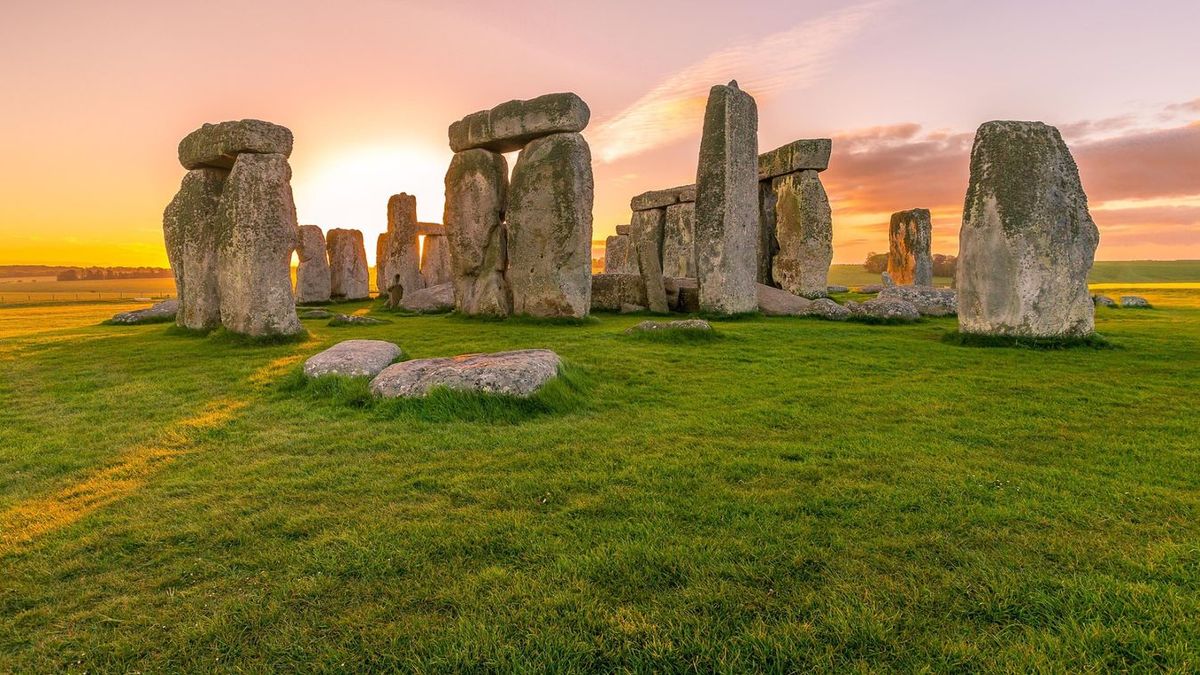 A Stonehenge ősi köveit ellepte a 4500 fős tömeg, káprázatos dolgot láttak + videó