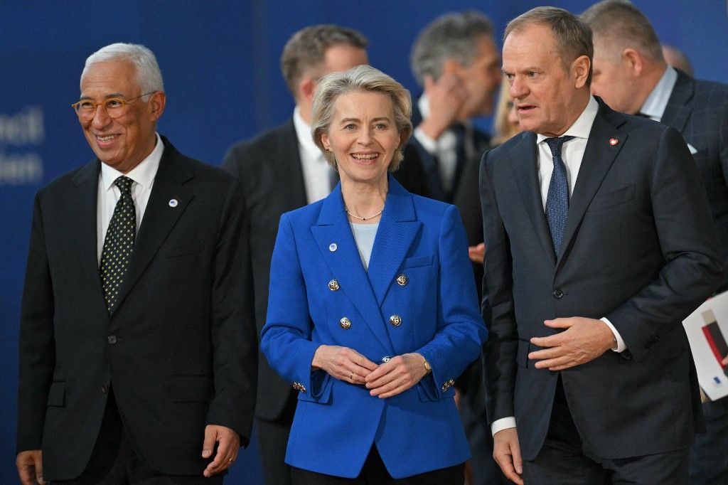 Antonio Costa, az Európai Tanács elnöke, Ursula von der Leyen, az Európai Bizottság elnöke és Donald Tusk lengyel miniszterelnök az EU brüsszeli központjában 2024. december 19-én tartott találkozót követően