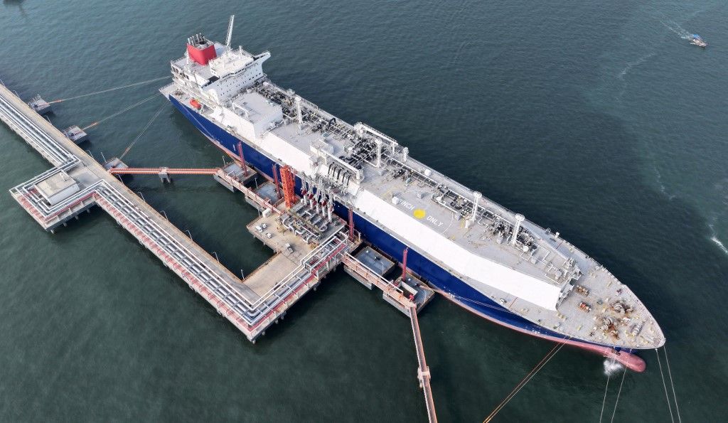 Egy légi drónfelvételen egy cseppfolyósított földgázzal (LNG) szállított konténerhajó dokkolása látható a China Petrochemical Corporation (Sinopec) LNG-fogadó termináljában, az észak-kínai Tiencsinben