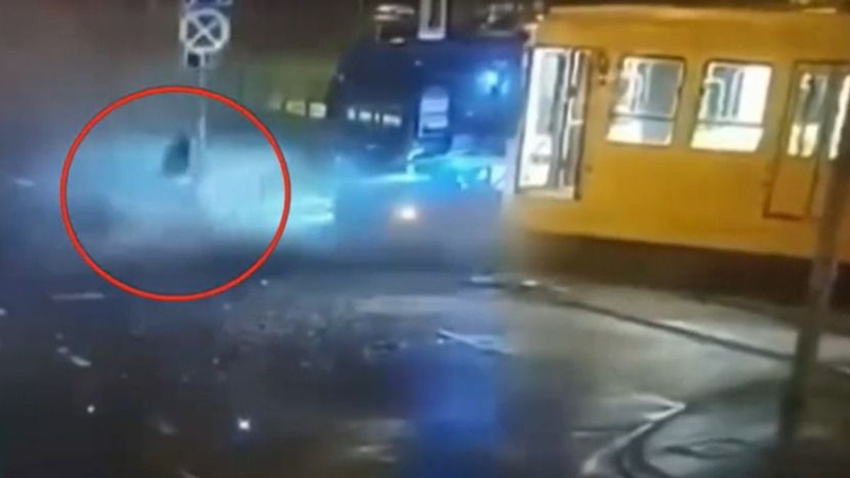 Döbbenetes videón a zuglói villamos-busz baleset, ahogyan kizuhant a sofőr