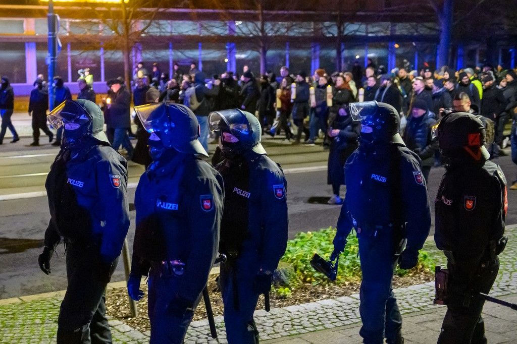 Rendőrök kísérik az AfD menetét Magdeburg városközpontján keresztül (Fotó: AFP)