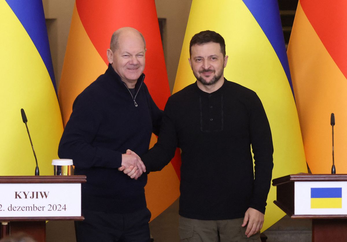 Olaf Scholz német kancellár (L) és Volodimir Zelenszkij (R) ukrán elnök