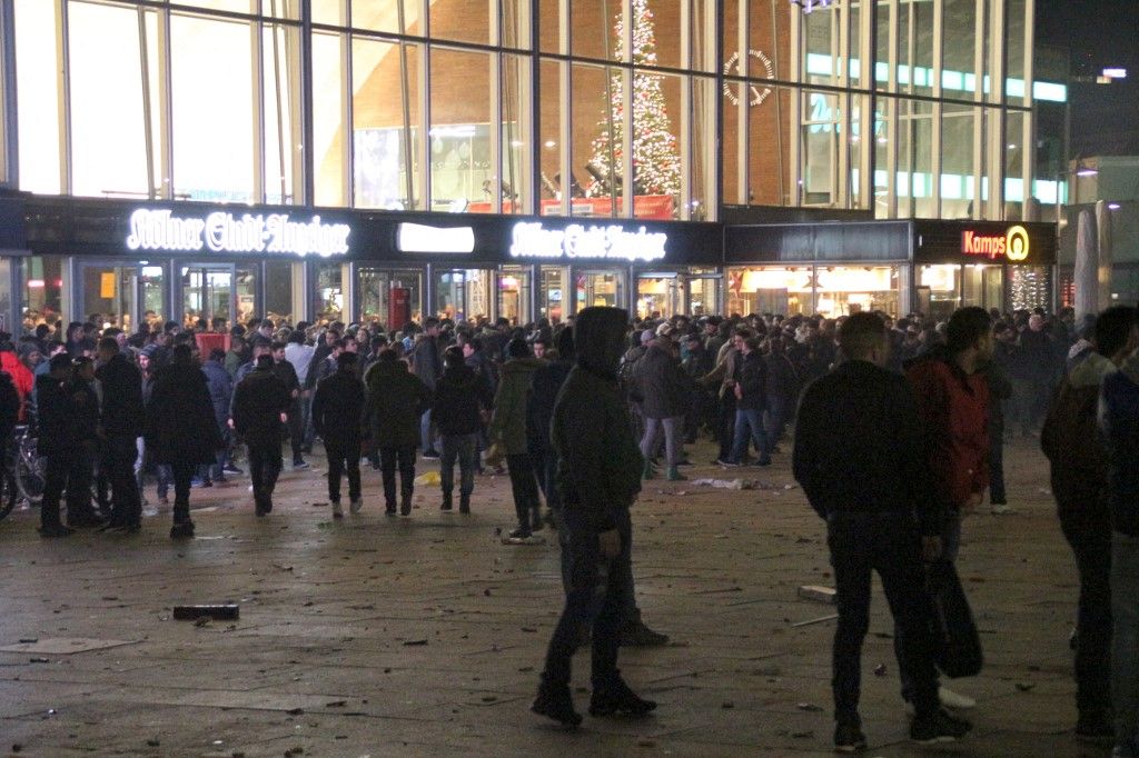 2015. szilveszterén nők tucatjait bántalmazták és kirabolták a kölni főpályaudvar környékén