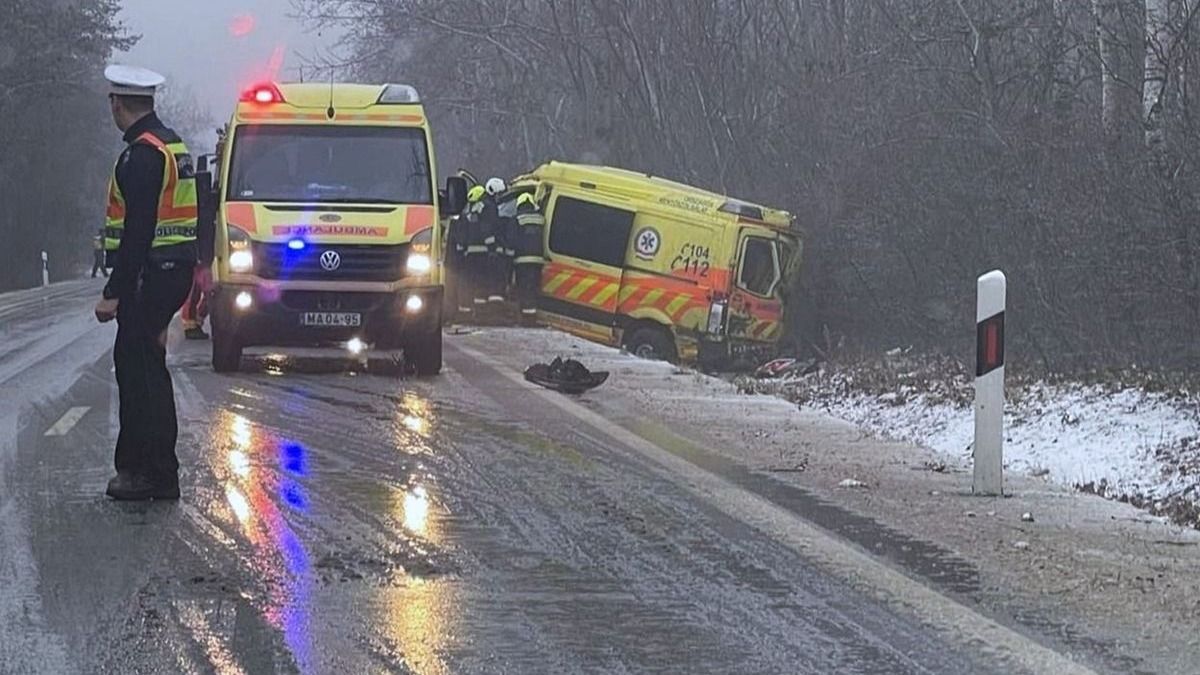 Egy mentőautó hajtott az árokba a latyakos útról, többen is megsérültek