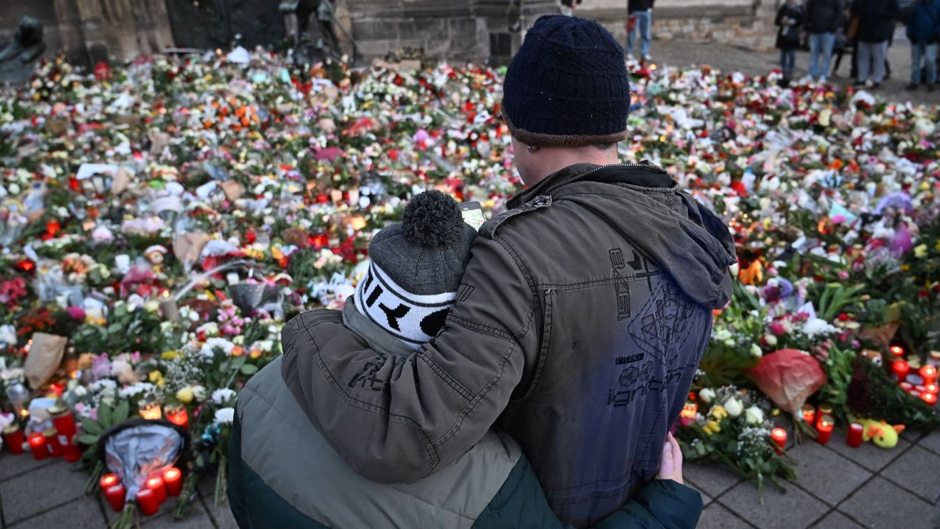 Emlékezők a magdeburgi terrortámadás helyszínén