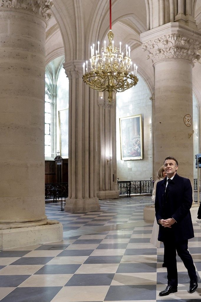 Emmanuel Macron a felújított párizsi Notre-Dame székesegyházban