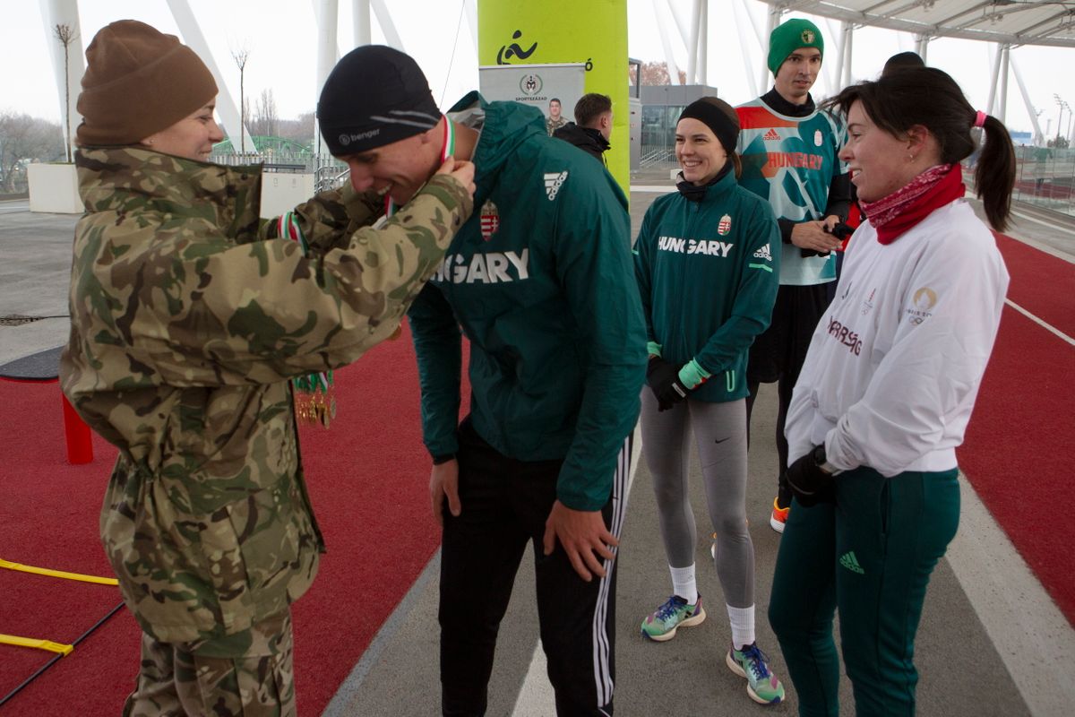 Budapest, 2024. december 14.
Pupp Noémi, olimpiai bronzérmes kajakozó (b) érmeket ad át a távot teljesítõ futóknak a Magyar Honvédség Sportszázadának jótékonysági futásán és adománygyûjtésén a Nemzeti Atlétikai Központban 2024. december 14-én.
MTI/Kocsis Zoltán