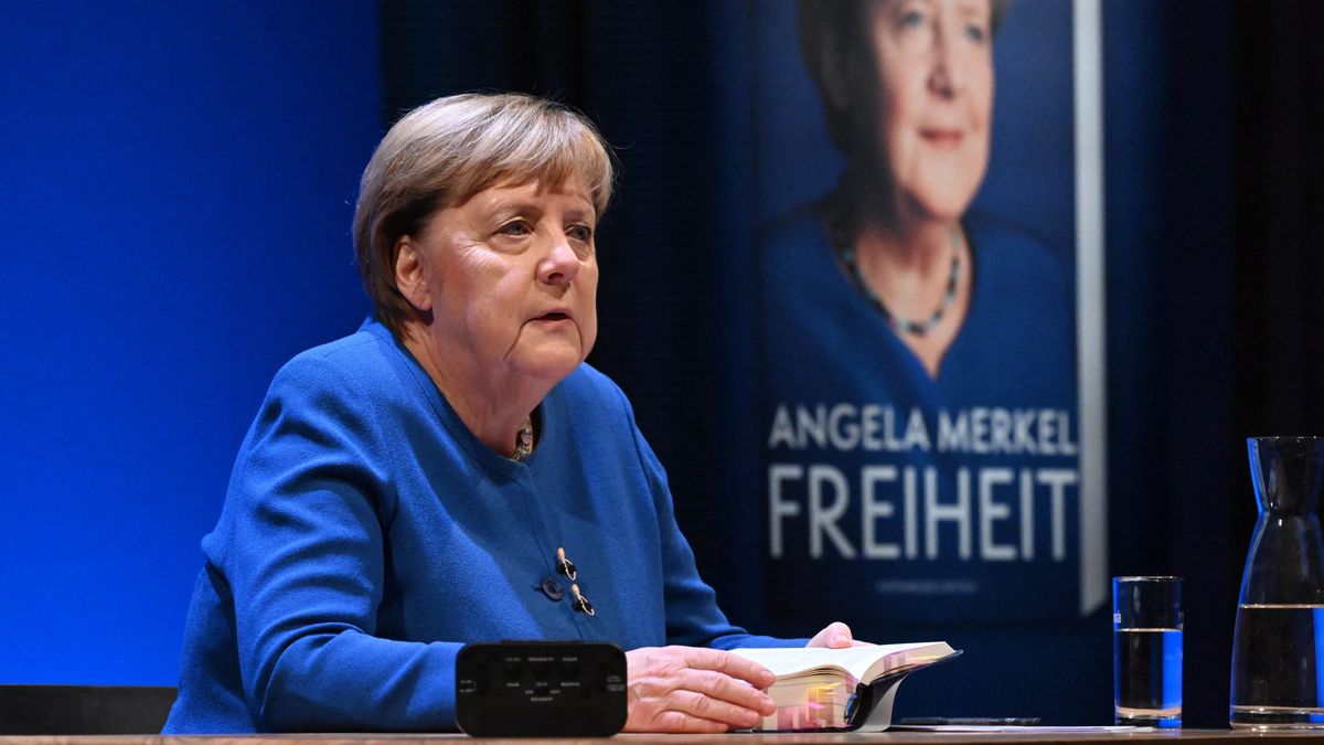 Győzelmi parádét tart Németország romjain Merkel