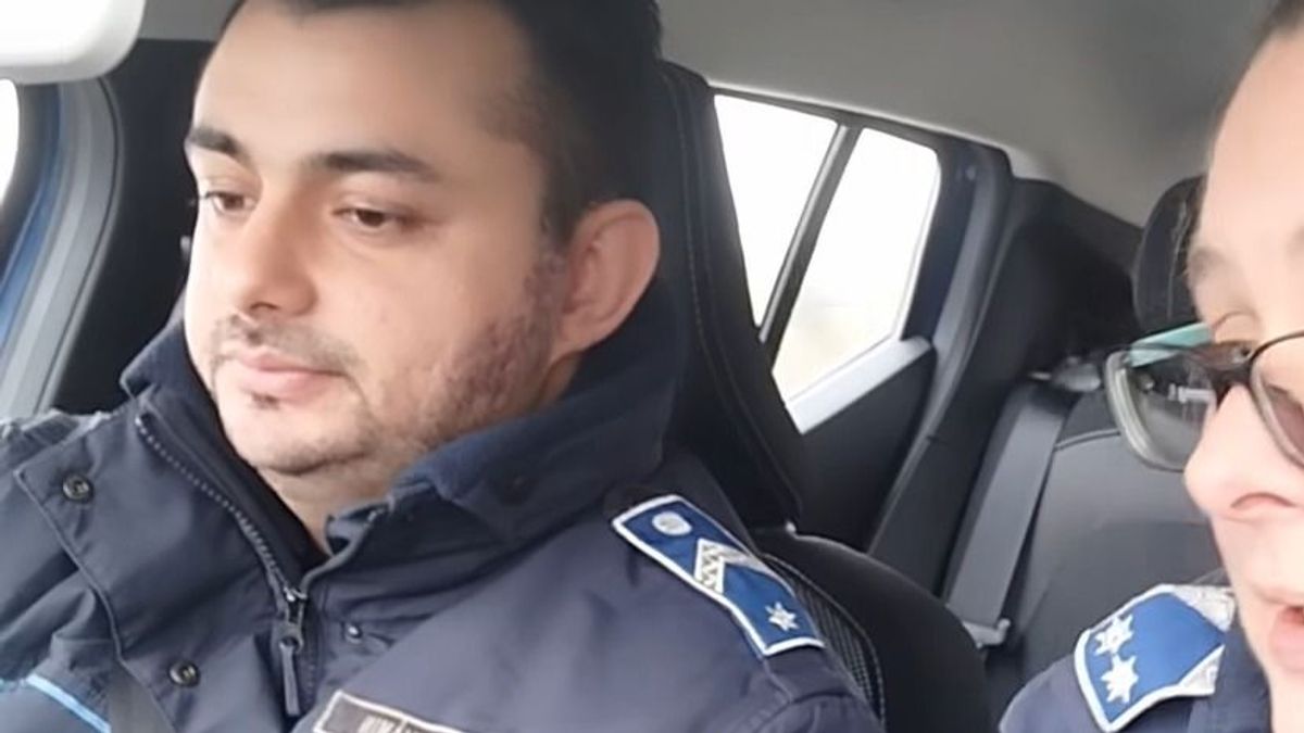 Énekhangjával is lefegyverezné a betörőket ez a magyar rendőr + videó