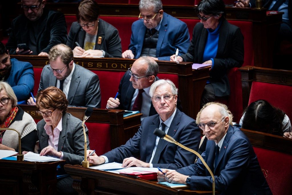 Káosz és bizonytalanság Franciaországban. Megbukhat Michel Barnier (K) francia miniszterelnök kormánya (Fotó: AFP)