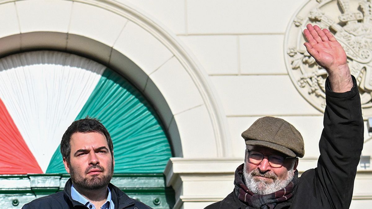 Pikó András megduplázta saját és helyettesei fizetését