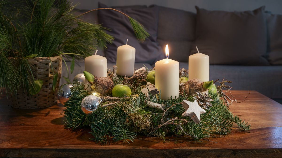 First,Advent,,Wreath,With,One,Burning,White,Candle,And,Christmas