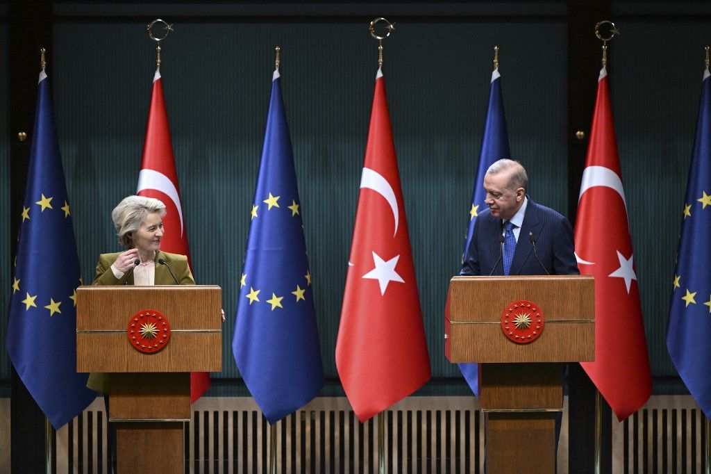 Recep Tayyip Erdogan török ​​elnök (R) és Ursula von der Leyen, az Európai Bizottság elnöke (L) beszél egy közös sajtótájékoztatón 2024. december 17-én Ankarában