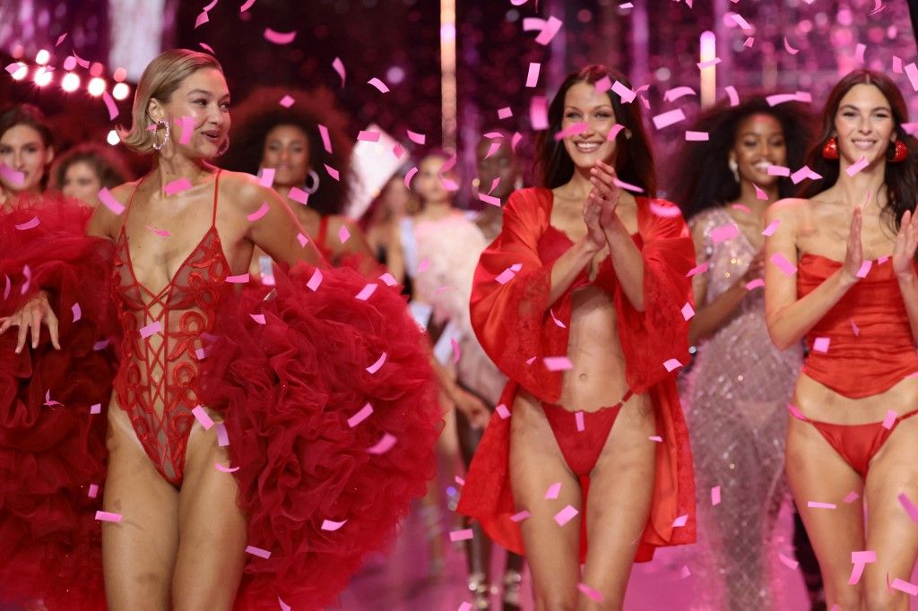 Gigi Hadid, Bella Hadid és Vittoria Ceretti a Victoria's Secret Fashion Show 2024 kifutóján sétálnak 2024. október 15-én New Yorkban