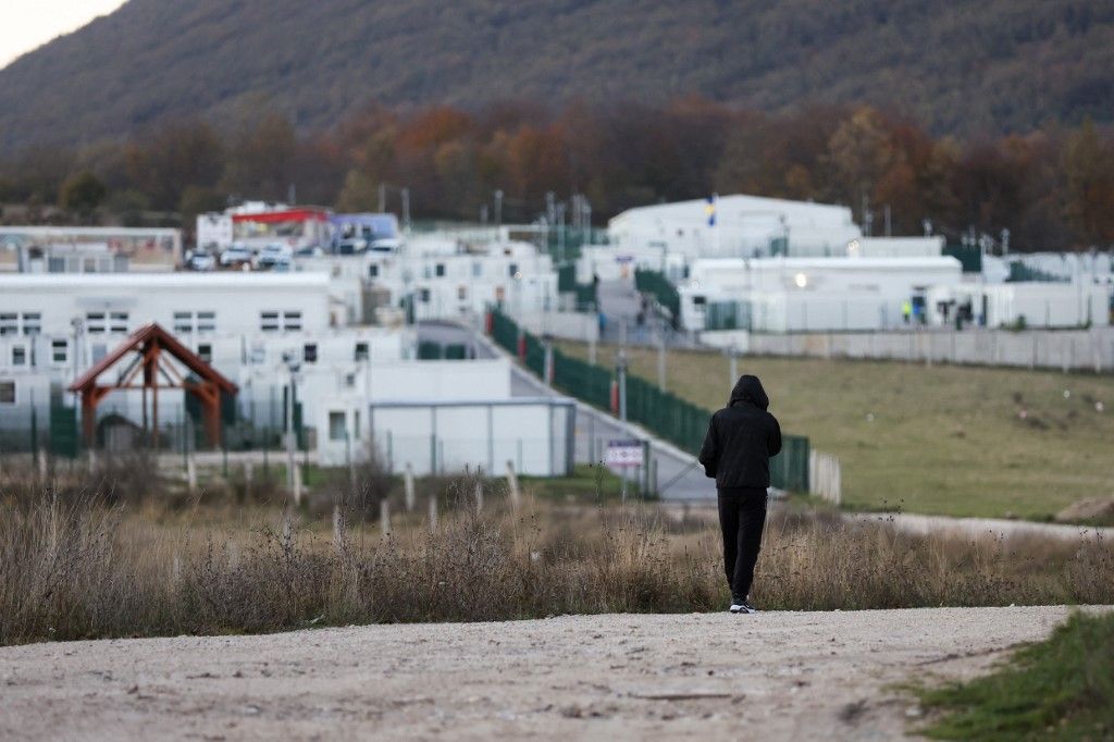 Egy migráns sétál a Lipa migránstábor előtt, Bihács közelében a horvát-bosnyák határnál. Terroristák is lehetnek a bevándorlók között (Fotó: AFP)