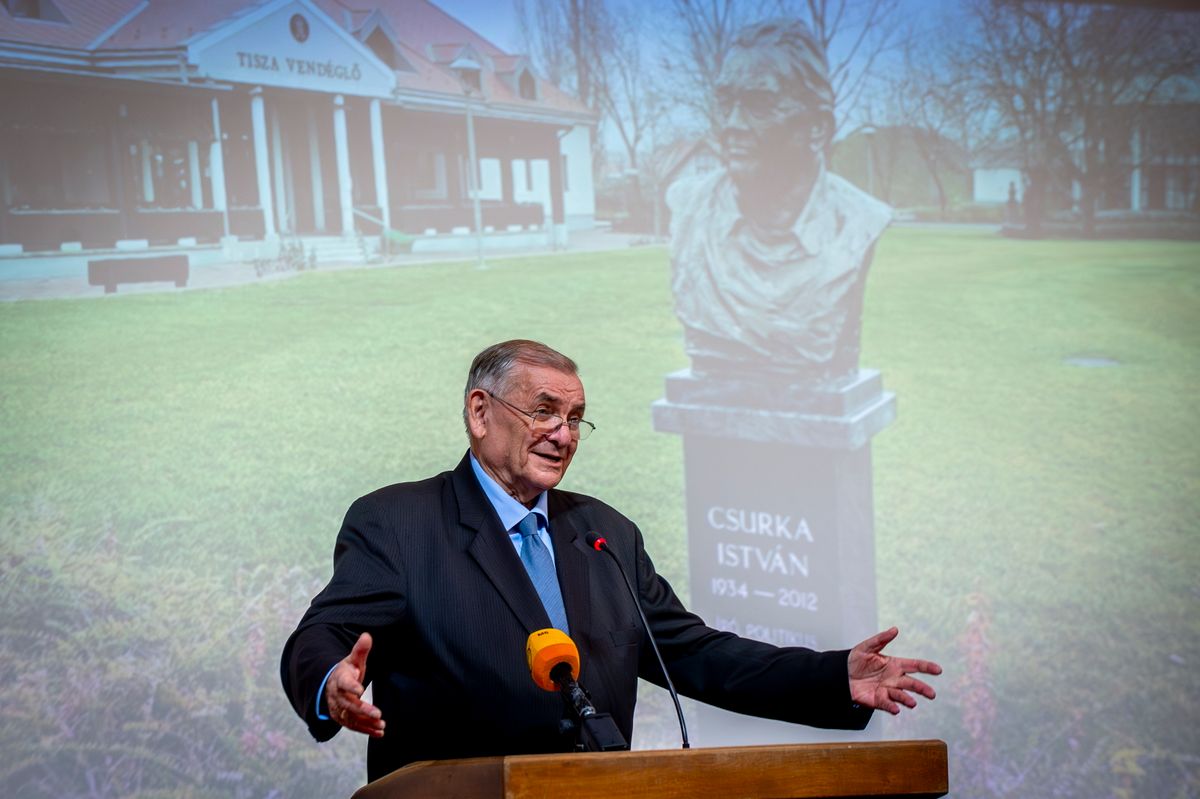 LEZSÁK Sándor; CSURKA István

Lakitelek, 2024. december 7.Lezsák Sándor, az Országgyûlés fideszes alelnöke, a Népfõiskola Alapítvány kuratóriumának elnöke, a Nemzeti Fórum elnöke beszédet mond Csurka István író, politikus bronz mellszobrának avatásán Lakiteleken, a Hungarikum Ligetben 2024. december 7-én.MTI/Ujvári Sándor