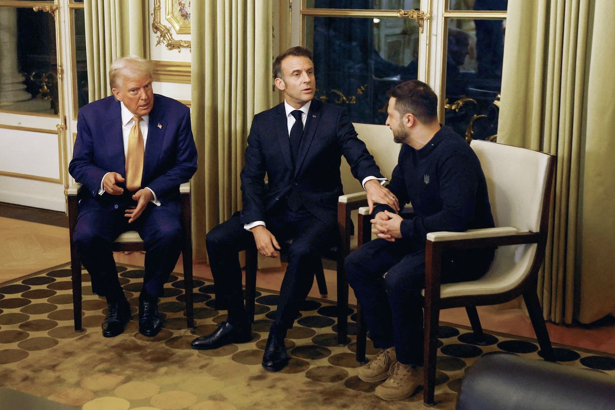 Emmanuel Macron francia elnök, Donald Trump megválasztott amerikai elnök és Volodimir Zelenszkij ukrán elnök az Elysee elnöki palotában Párizsban 2024. december 7-én.