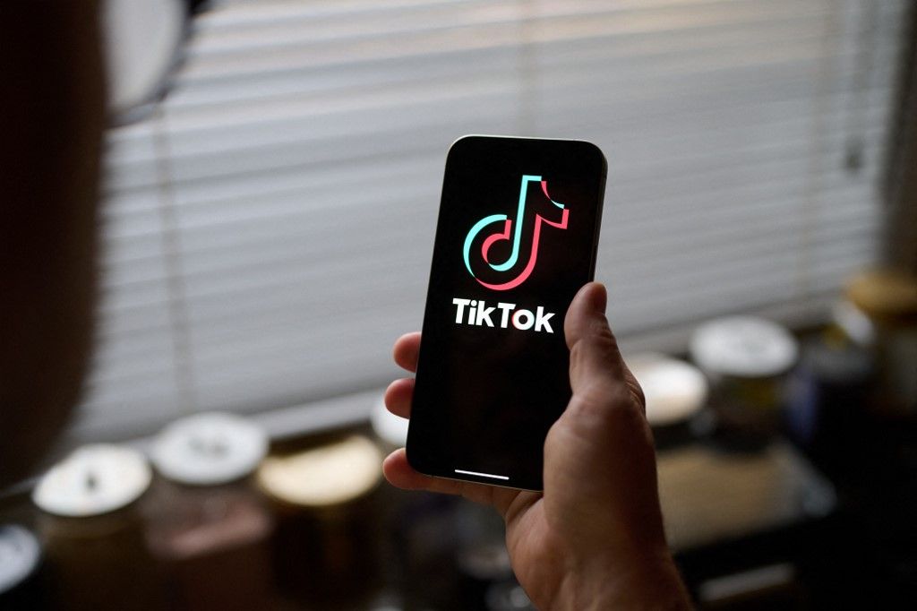 A TikTok alkalmazás logója látható a fotó-illusztráción