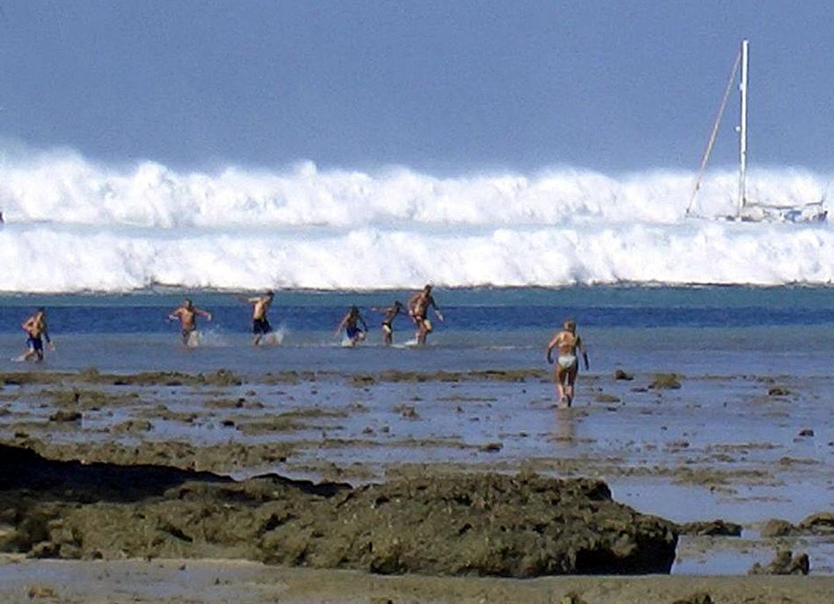 A 2004. december 26-án készült fényképen turisták láthatóak, akiket a strand felé gördülő cunami elkapott a 9,2-es erősségű, tenger alatti földrengést követően.