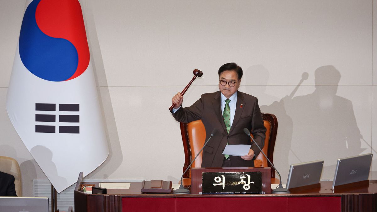 A dél-koreai parlament megszavazta a köztársasági elnök elmozdítását