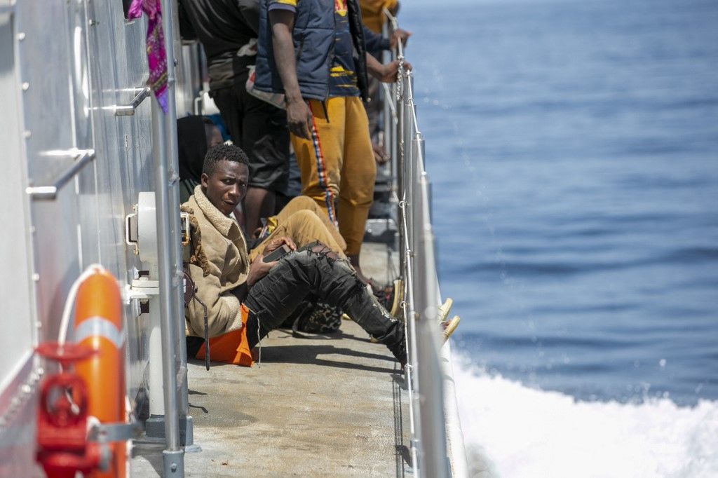 Migránsok a tunéziai nemzeti gárda hajóján a Földközi-tengeren