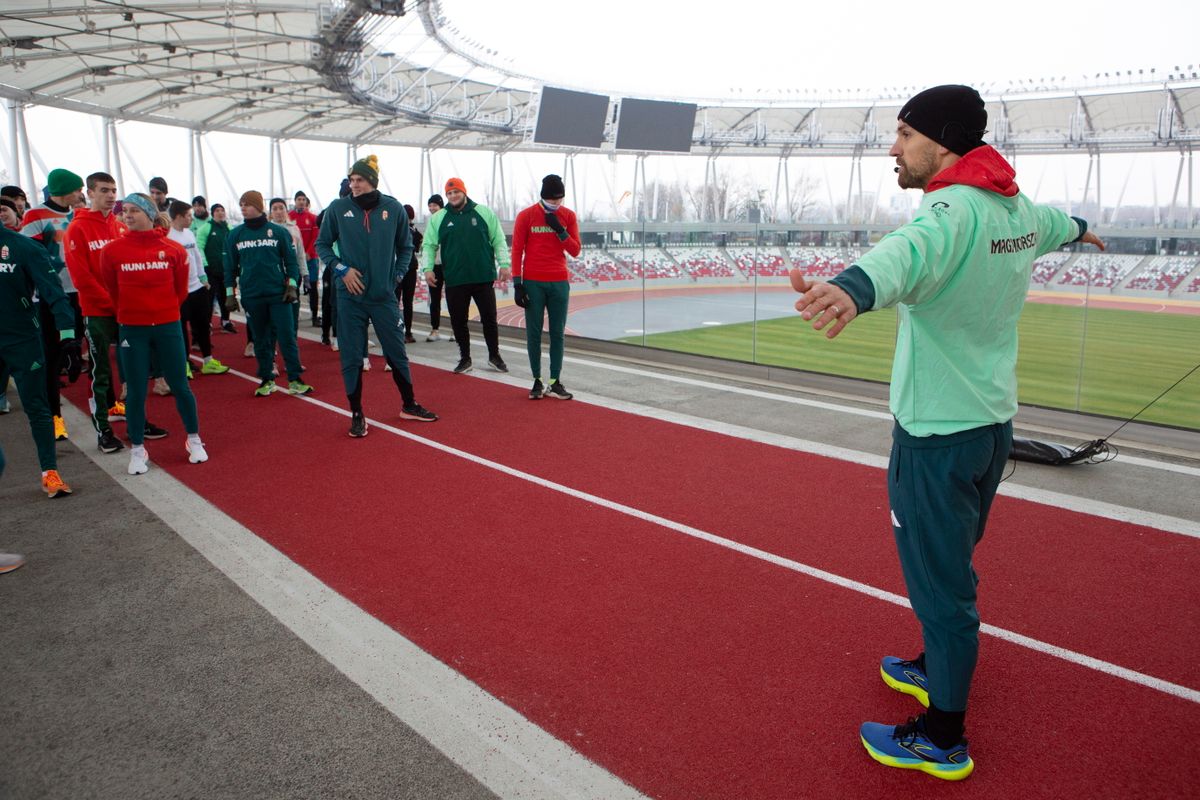 Budapest, 2024. december 14.
Demeter Bence, világbajnok öttusázó (j) vezetésével melegítenek a futók a Magyar Honvédség Sportszázadának jótékonysági futásán és adománygyûjtésén a Nemzeti Atlétikai Központban 2024. december 14-én.
MTI/Kocsis Zoltán