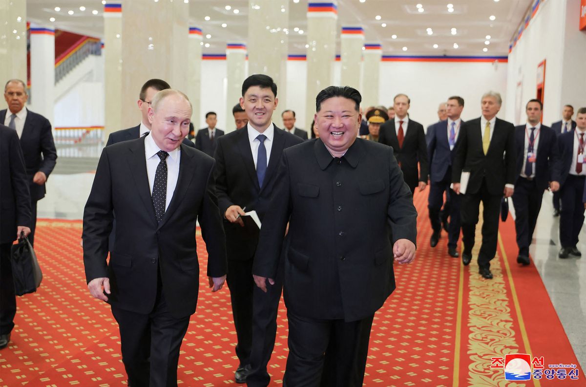 This picture taken on June 19, 2024 and released on June 20, 2024 from North Korea's official Korean Central News Agency (KCNA) via KNS shows North Korea's leader Kim Jong Un (front R) and Russia's President Vladimir Putin (front L) speaking after watching the welcome performance at the Pyongyang Gymnasium in Pyongyang. (Photo by KCNA VIA KNS / AFP) / South Korea OUT / ---EDITORS NOTE--- RESTRICTED TO EDITORIAL USE - MANDATORY CREDIT "AFP PHOTO/KCNA VIA KNS" - NO MARKETING NO ADVERTISING CAMPAIGNS - DISTRIBUTED AS A SERVICE TO CLIENTSTHIS PICTURE WAS MADE AVAILABLE BY A THIRD PARTY. AFP CAN NOT INDEPENDENTLY VERIFY THE AUTHENTICITY, LOCATION, DATE AND CONTENT OF THIS IMAGE. / A nemzetbiztonsági memorandumban kitérnek Oroszország és Észak-Korea egyre szorosabbá váló kapcsolatára is