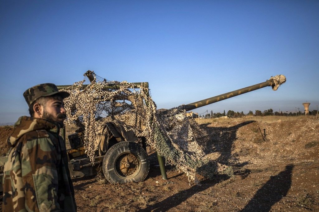 A kurd vezetésű Szíriai Demokratikus Erők (SDF) harcosai 2024. december 9-én megsérült és elhagyott katonai járműveket és felszereléseket vizsgálnak meg a Qamishli nemzetközi repülőtéren